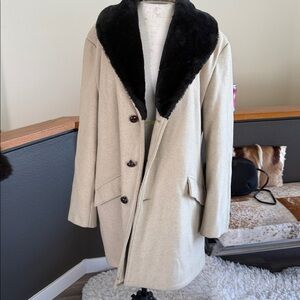 Vintage van Heusen coat with fur collar size 46